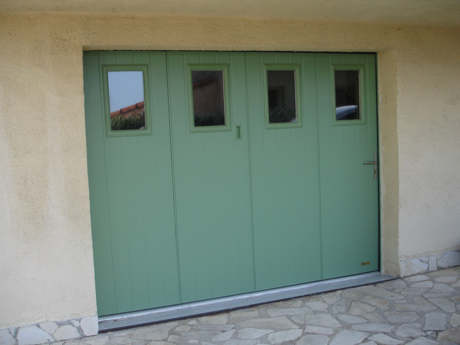 Porte de garage latérale avec hublots carrés